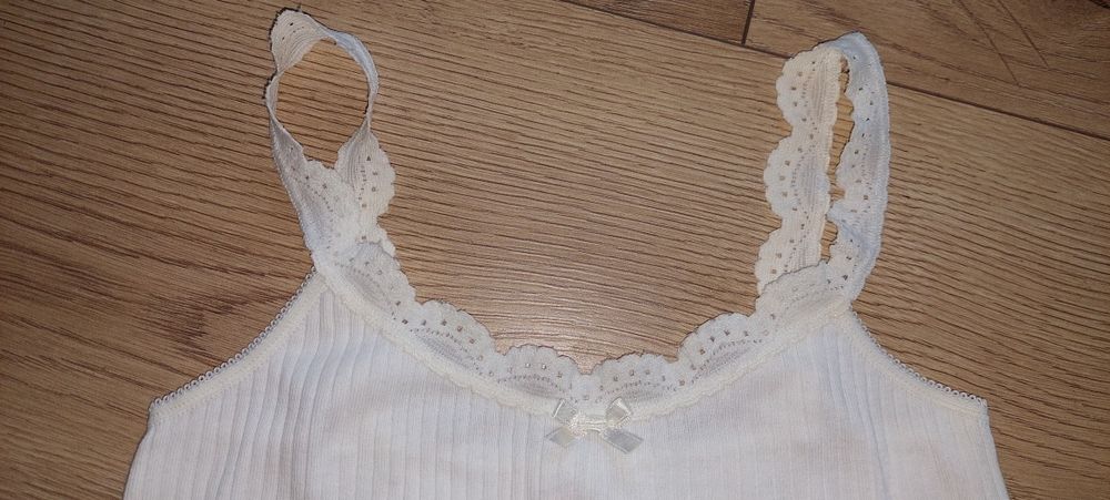 Podkoszulek biały na ramiączkach