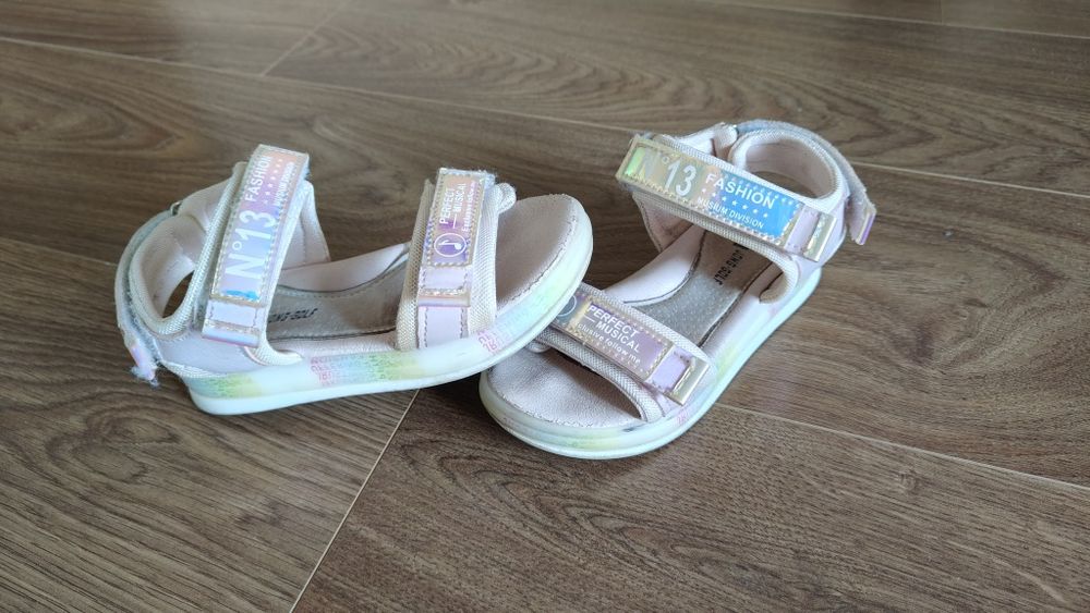 Босоніжки на дівчинку 28 р
