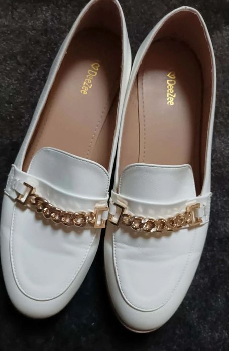 Pantofle, mokasyny,  buty z łańcuszkiem  Dee Zee