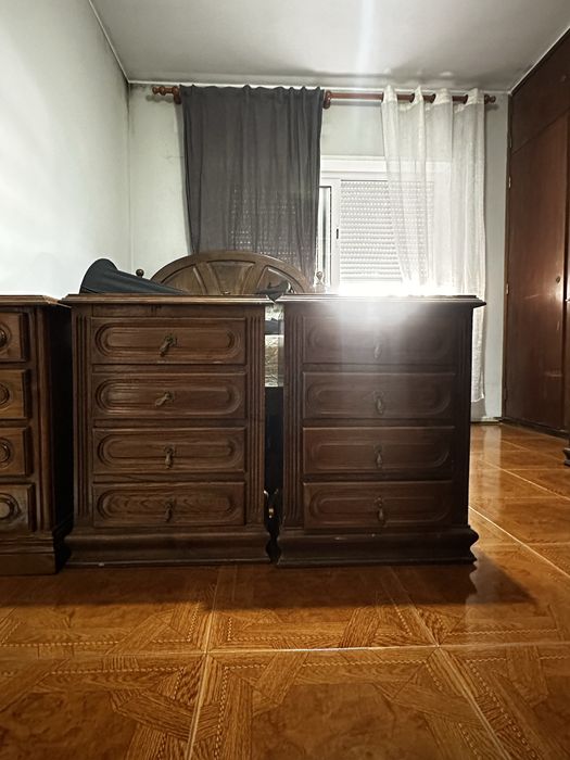 Cama casal e colchao e mesas de cabeceira