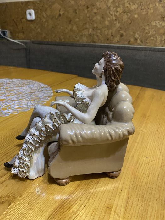 Статуетка фарфорова