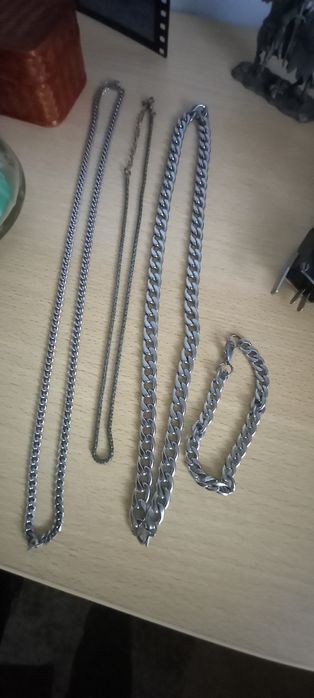 Fios, correntes e pulseira