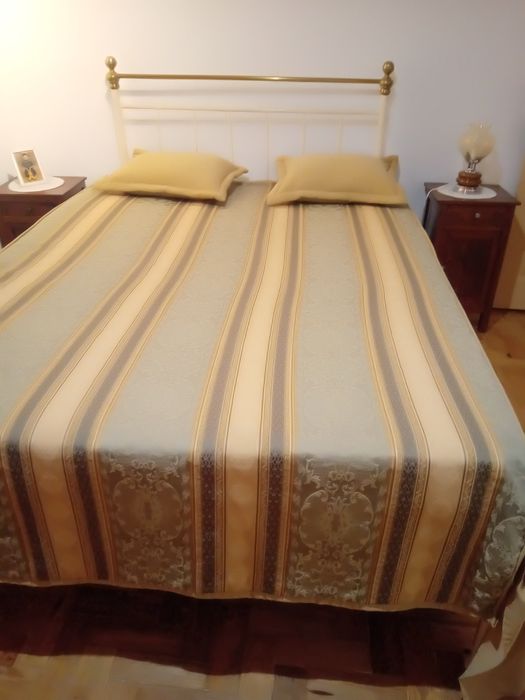 Cama de ferro, 2 roupeiros ,camiseiro e cama de madeira