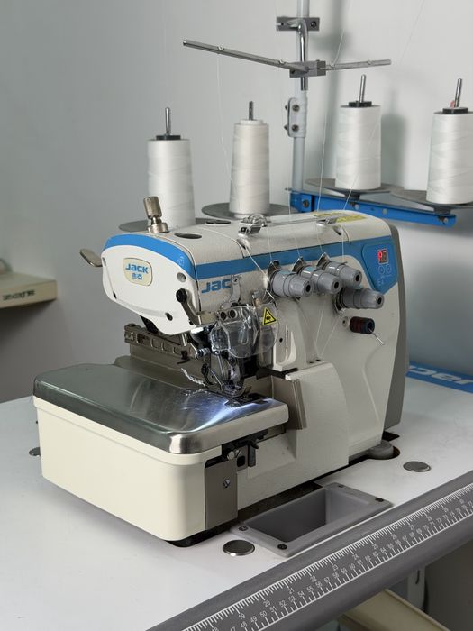 Máquina de Costura Overlock Industrial Jack E4