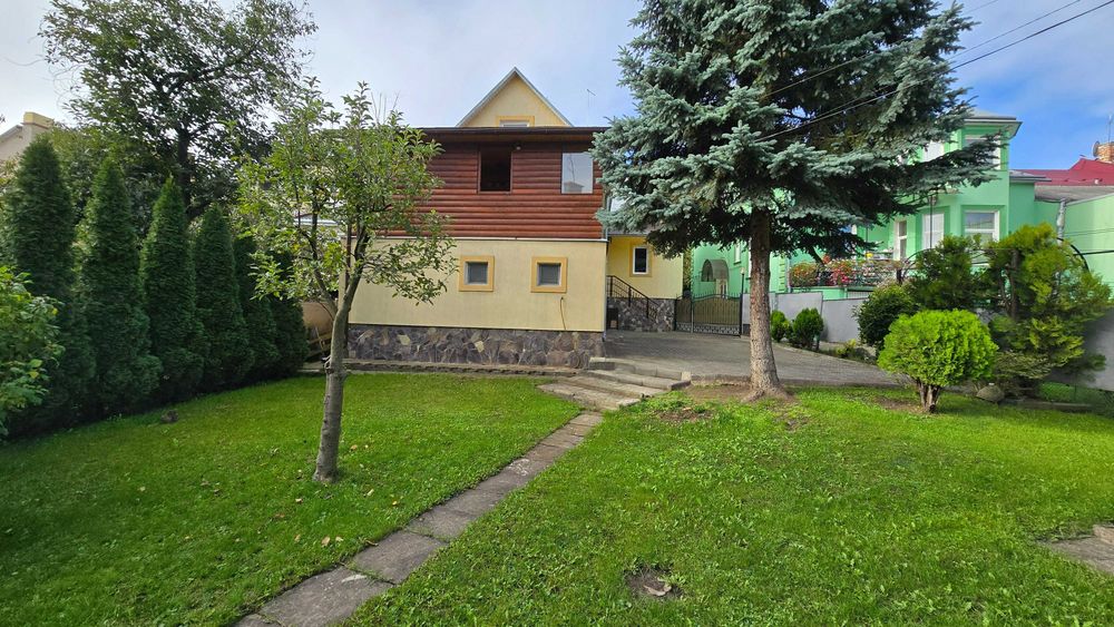 Продається будинок в центрі міста.