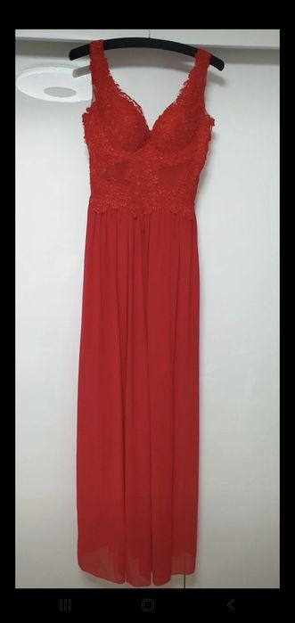 Czerwona długa wieczorowa sukienka z koronką