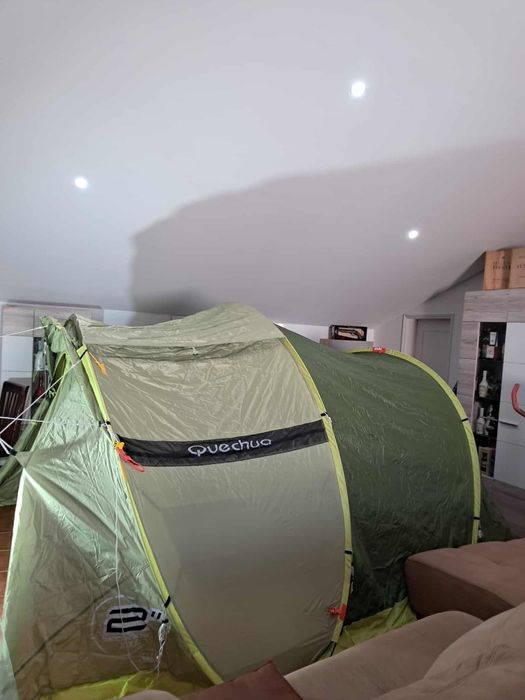 Tenda campismo  com dois colchões e dois sacos para dormir