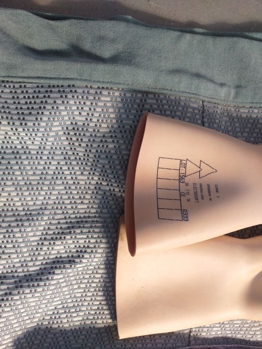 1 par de luvas grossas AC/DC LETROS0FT  Novas  marca  Honeywell a