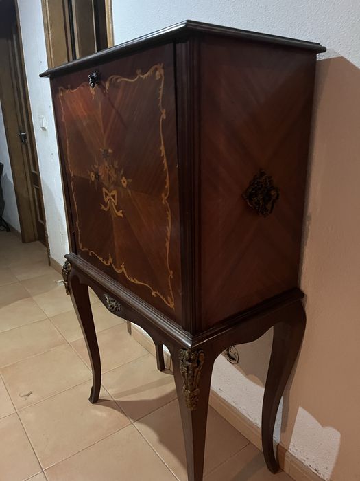 Mini bar antigo com 200 anos