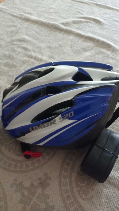 Capacete e utensílios de emergência.