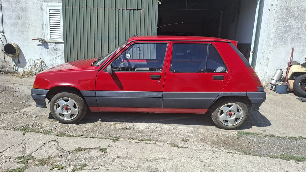 Renault 5 vermelho de 1989