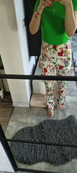 Zara spodnie XS białe w kwiaty na kant