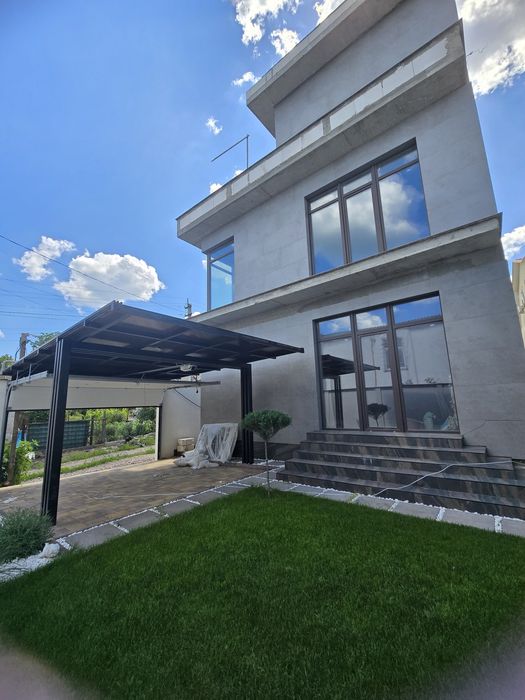 Продам дом с подвалом и террасой в районе 16 в.Фонтана