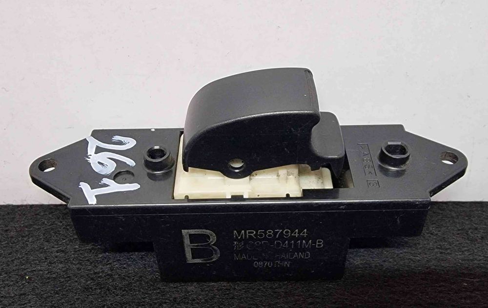 Comando / Botão / Interruptor Vidros Trás Esquerdo MR587944 - MITSUBISHI ASX