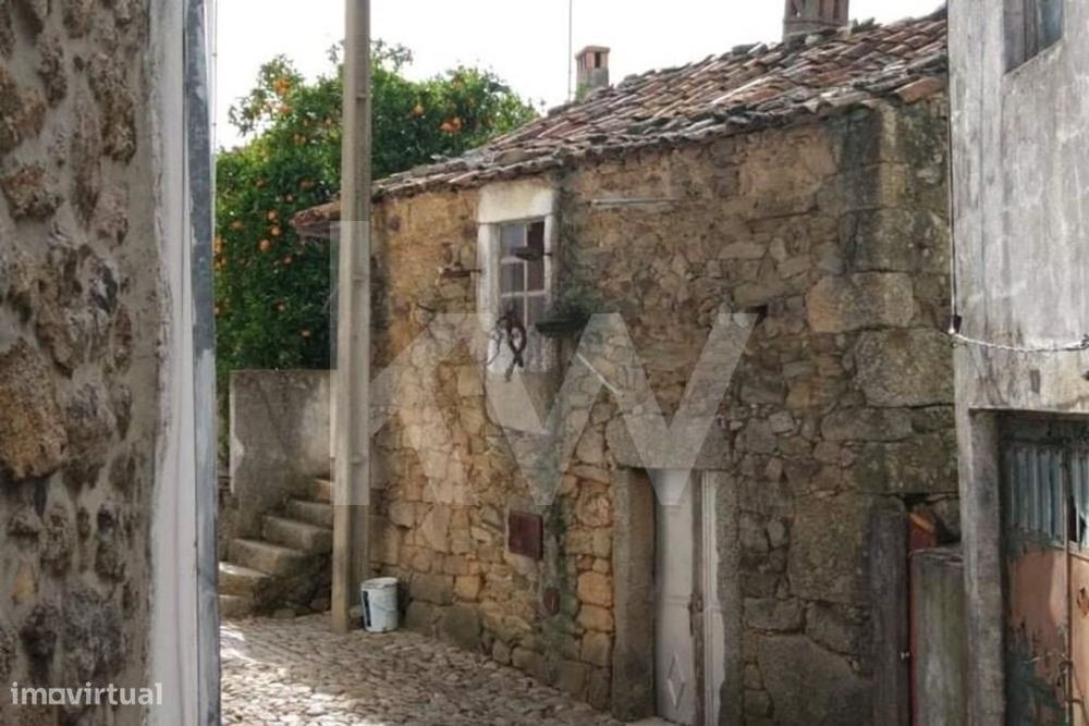 2 Casas Históricas para Recuperar no Coração da Aldeia de Aranhas T2 +
