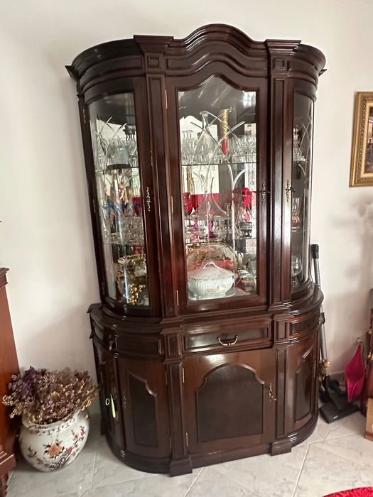 Cristaleira em Nogueira com iluminação de sala de jantar