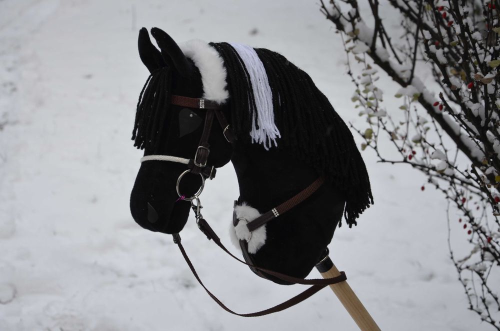 Czarny konik na patyku hobby horses A3