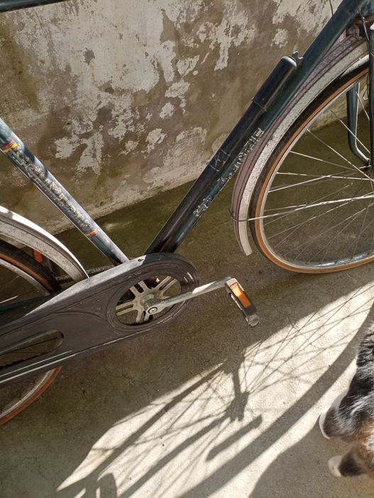 Pasteleira antiga para restaurar apenas a nível estético
