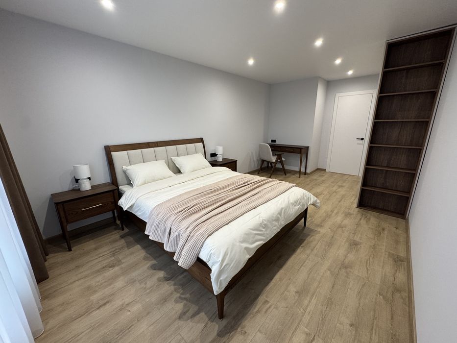 Продається простора 2 кім. квартира + кухня студія пров. Цегельний