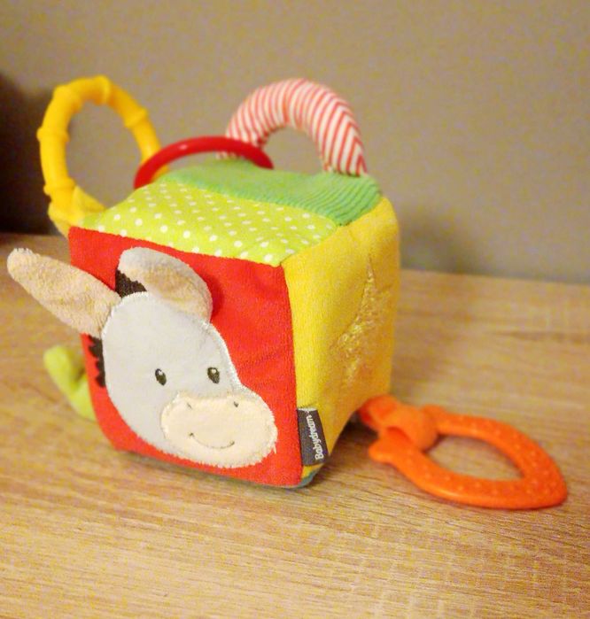 Kostka , zawieszka– miękka zabawka z gryzakiem, stan bardzo dobry