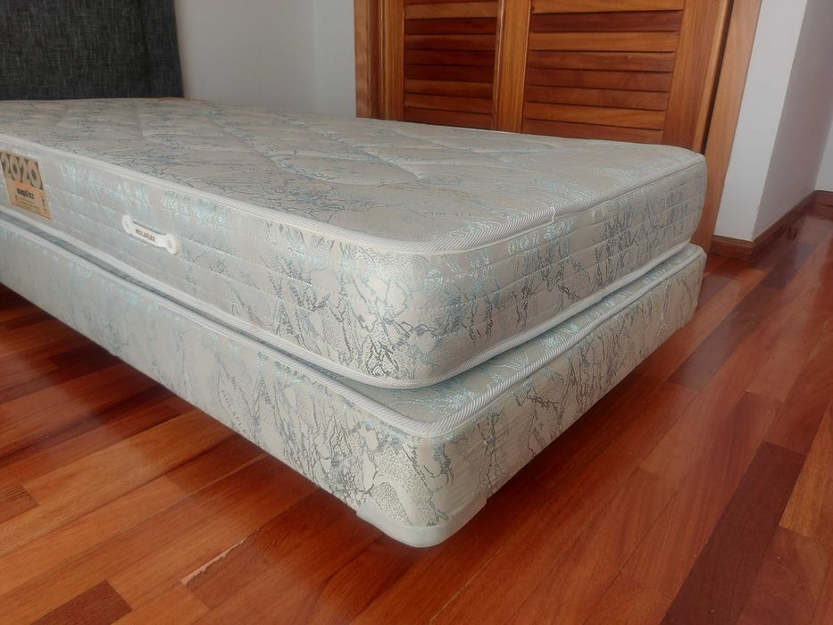 Cama solteiro SOMMIER c/ cabeceira + mesinha cabeceira