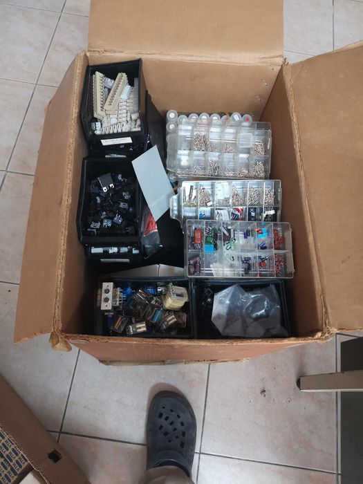 Componentes electrónicos variados (venda parcial ou totalidade)