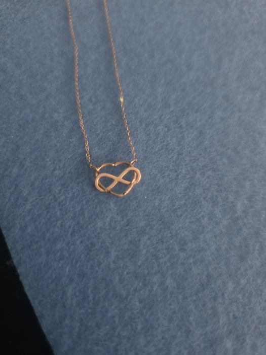 Piekny zloty naszyjnik