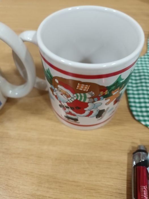 Duas chávenas pequeno almoço pai natal e galinha