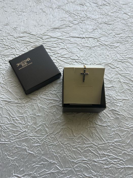 Колекція Золотий хрестик з сапфірами і діамантом брилиант золото 10К