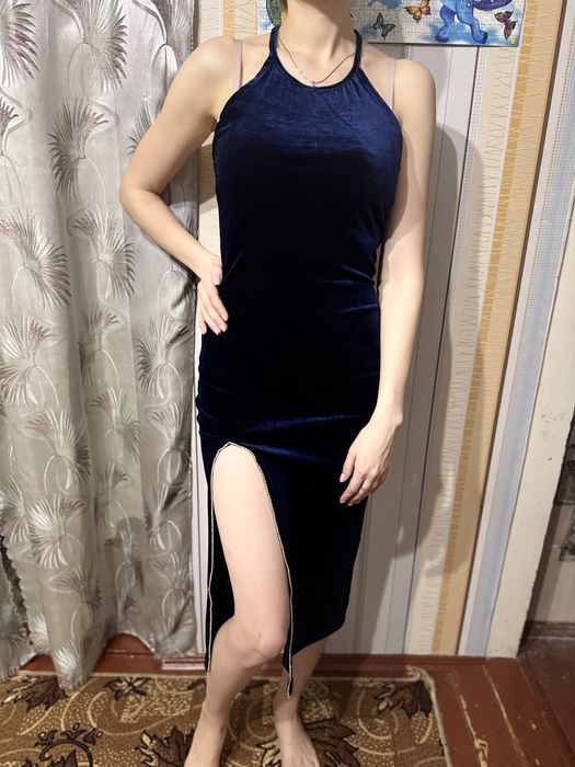 Темно синя сукня з розрізом