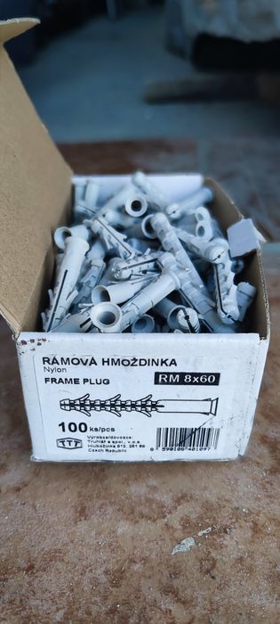 Пластиковый дюбель в упаковке по сто штук