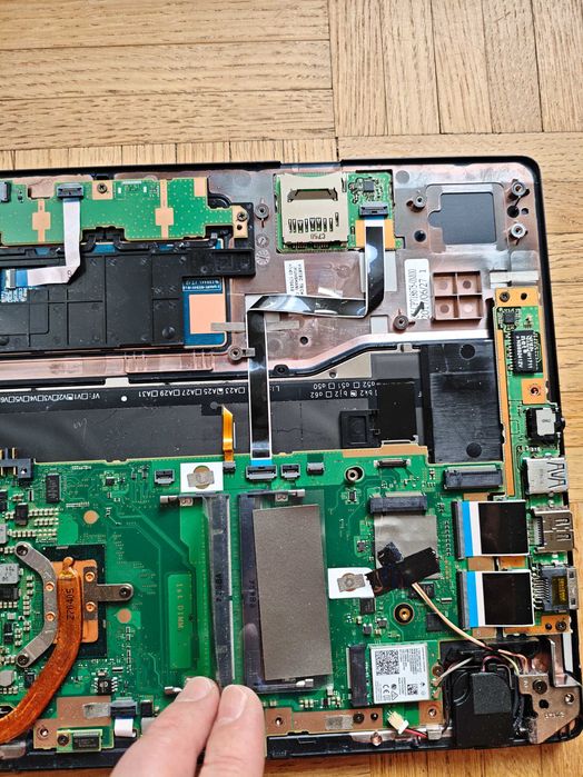 Ноутбук fujitsu lifebook u747 на запчастини або ремонт.