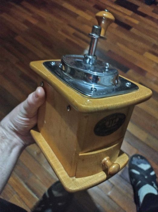 Кофемолка- механическая.