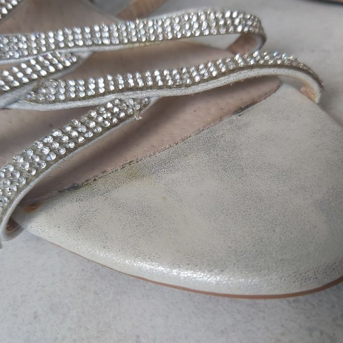 Skórzane sandały na obcasie