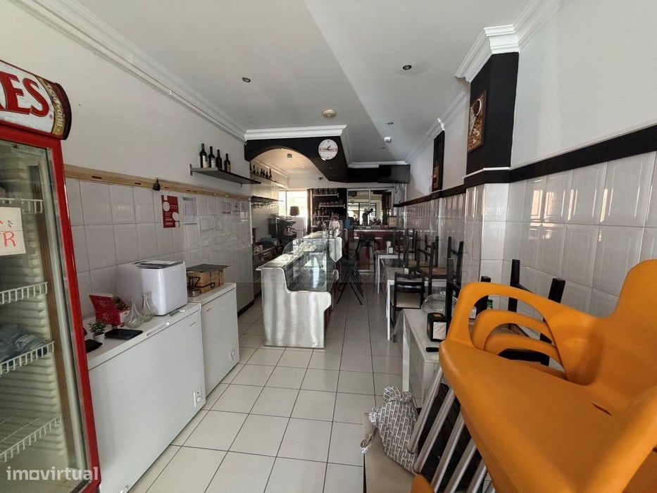 Vende-se excelente Loja com saída de fumos, perto Parque Central, n...
