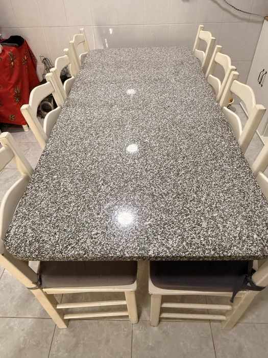 Mesa em marmore e 8 cadeiras