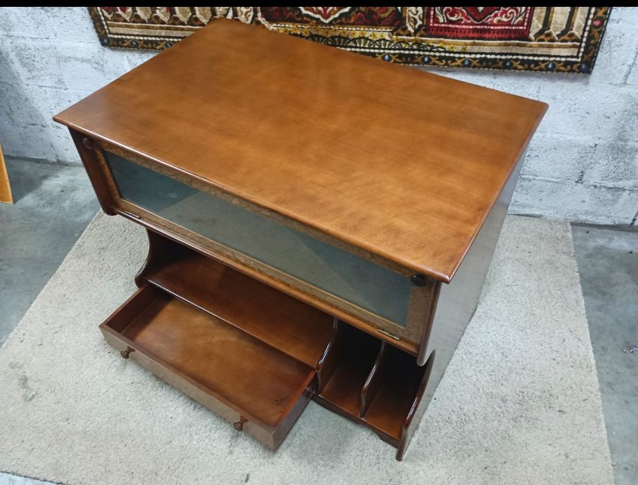 Belíssimo móvel anos 80
Multifuncional com iluminação. madeira maciça