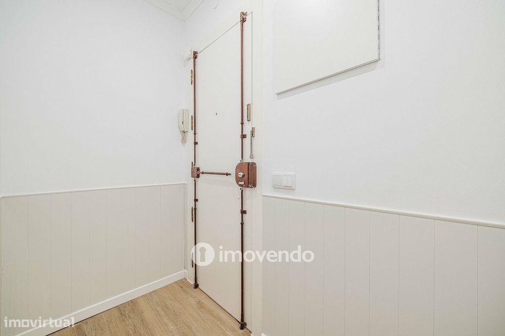 Apartamento T1 remodelado e com cozinha equipada, em Entrecampos