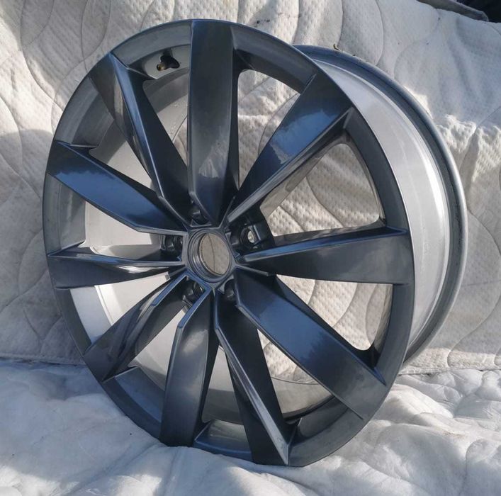 Felga aluminiowa 8Jx19 VW Arteon Golf 5x112 ET40 demo