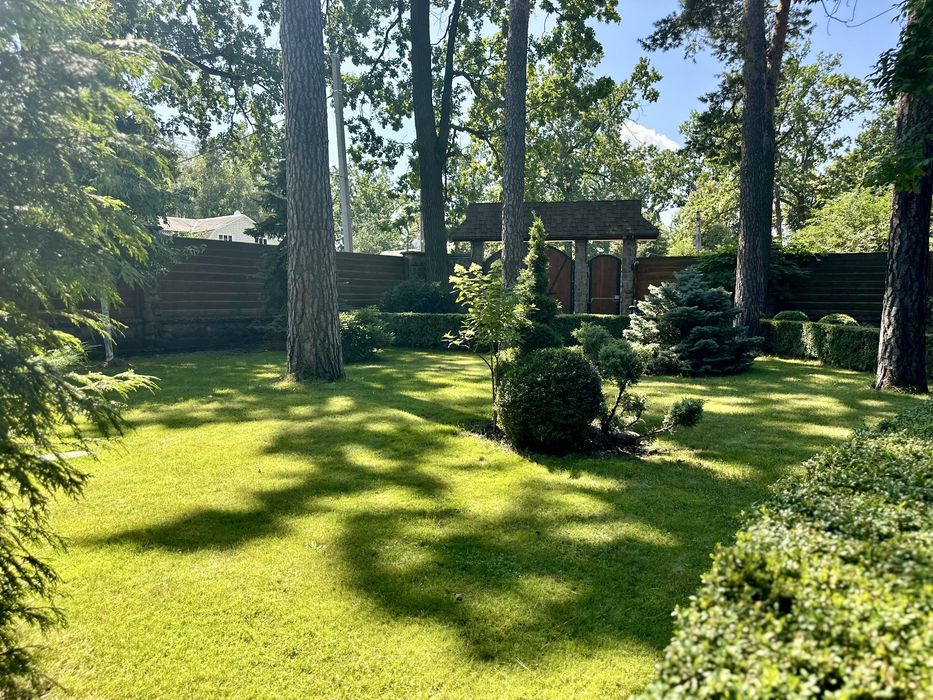 Продаж еко будинку з власним озером та соснами на території