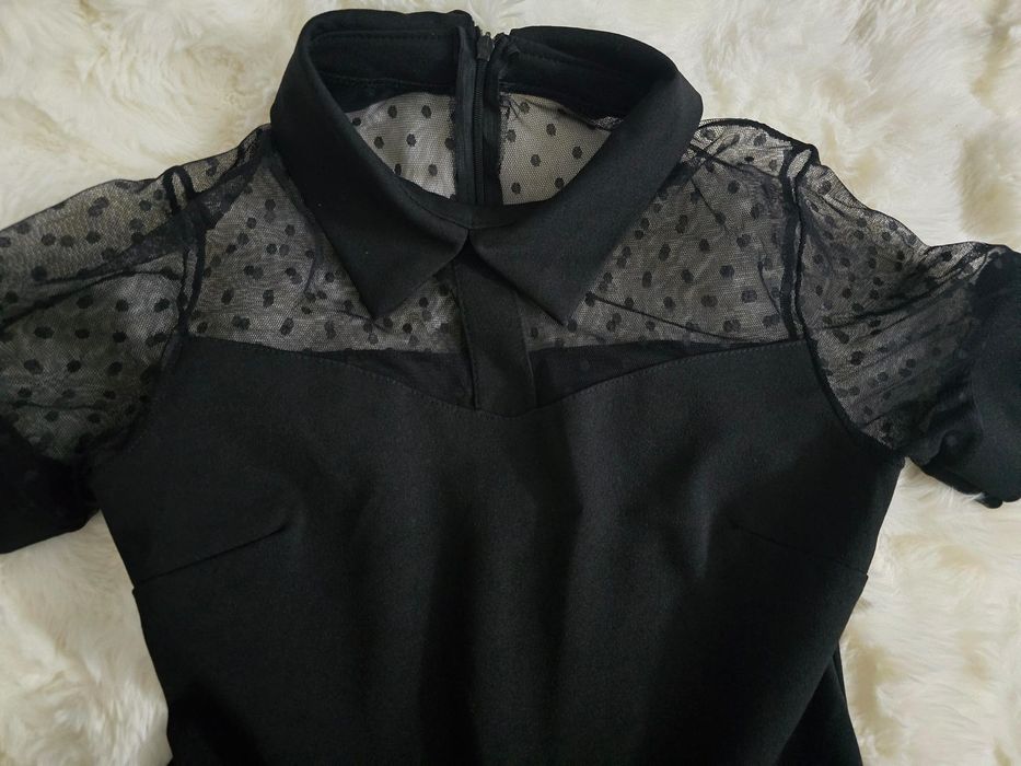 Várias peças de roupa em bom estado