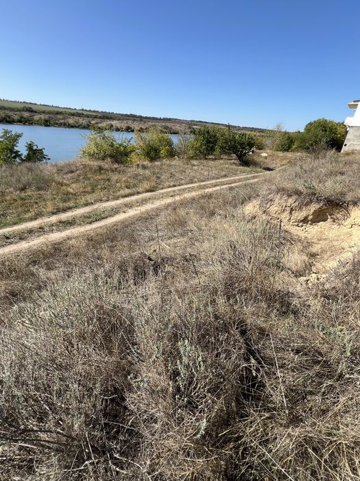 Продам землю в Бугском возле речки