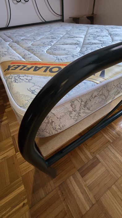 Cama vintage verde