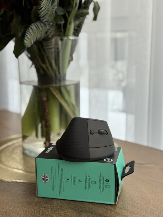Компютерна миш Logitech Lift Vertical Ergonomic