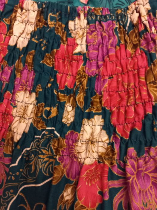 Top floral bordado com vários tipos de pedras