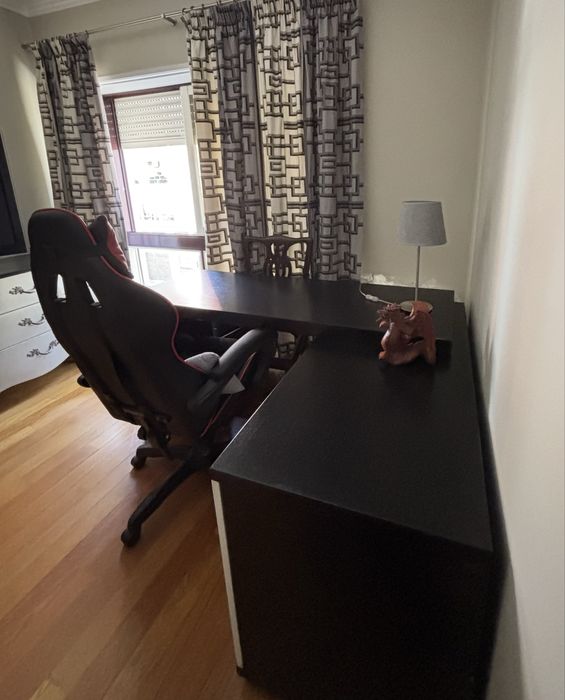 Secretaria com movel de apoio