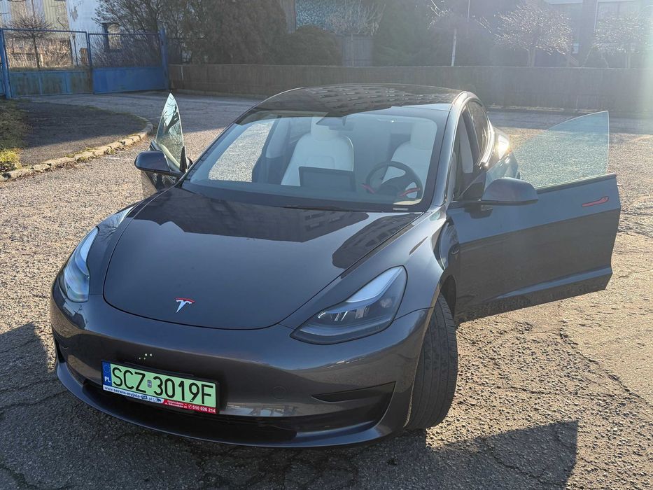 Tesla 3 RWD rok 2023 przy obecnych cenach paliwa - jazda za darmo