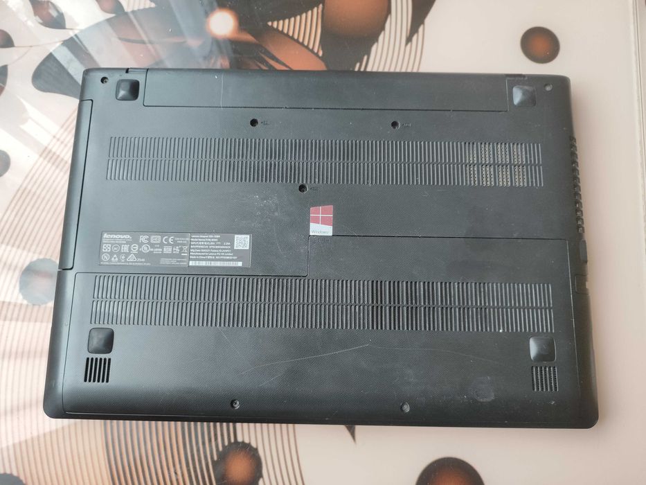 Ноутбук Lenovo 300 4ядра, гарний стан довго тримає батарея