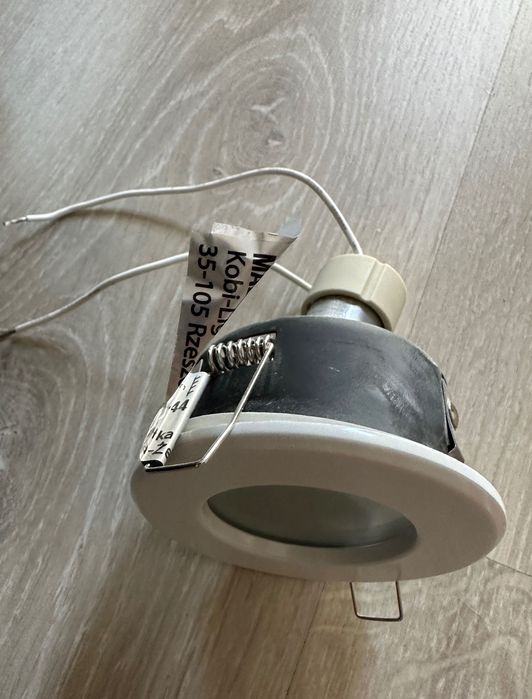 Żarówki do sufitu podwieszanego