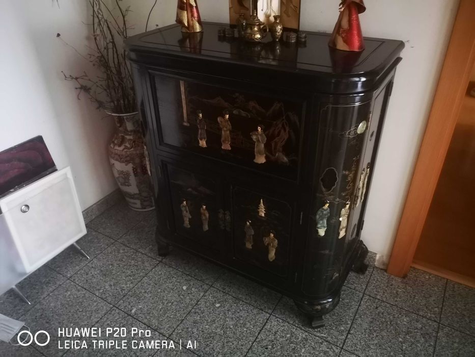 Bar móvel chinês e movel com gavetas antigos usados.